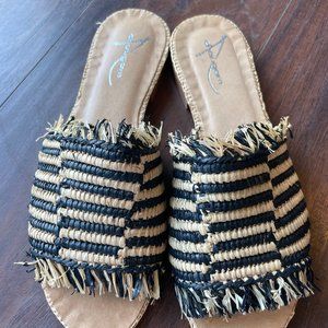 Women's black and natural raffia slide.